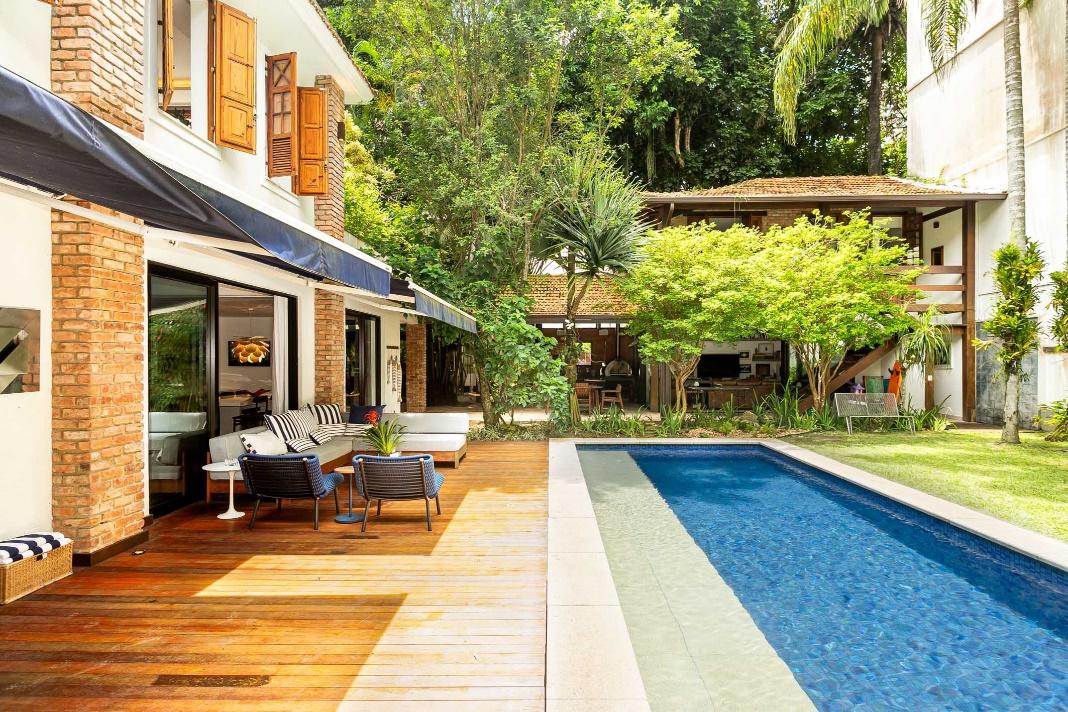 Casa espaçosa com uma área externa junto com jardim e piscina