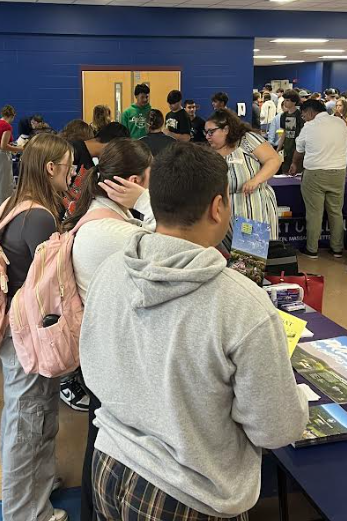 image of high school students attending the college fair