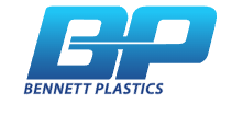 Logo Bennett Plastics: stylizowane niebieskie „BP” nad nazwą firmy w kolorze niebieskim.