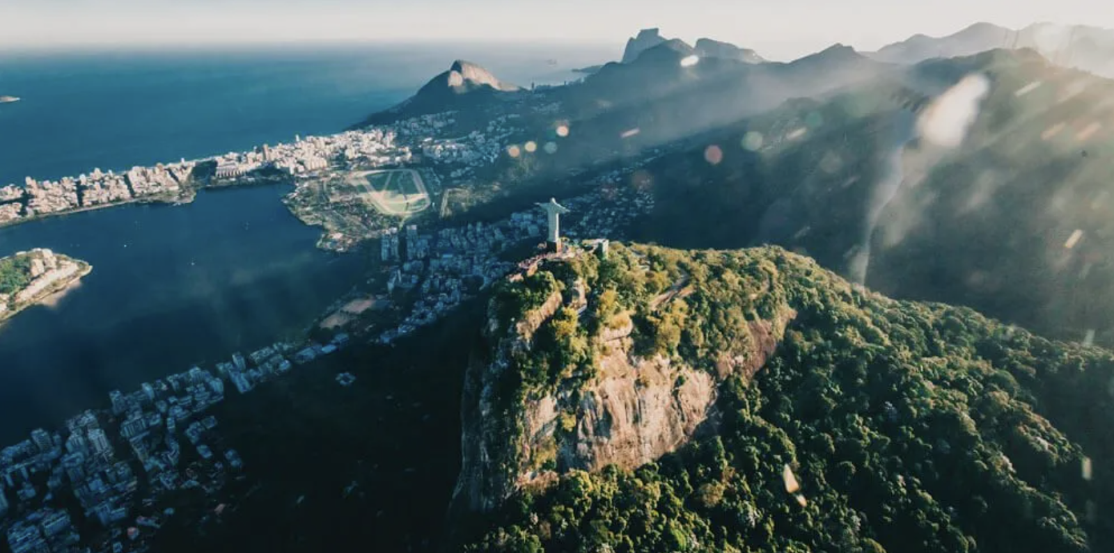 Vista aérea de Río de Janeiro con el Cristo Redentor y la costa de Brasil
