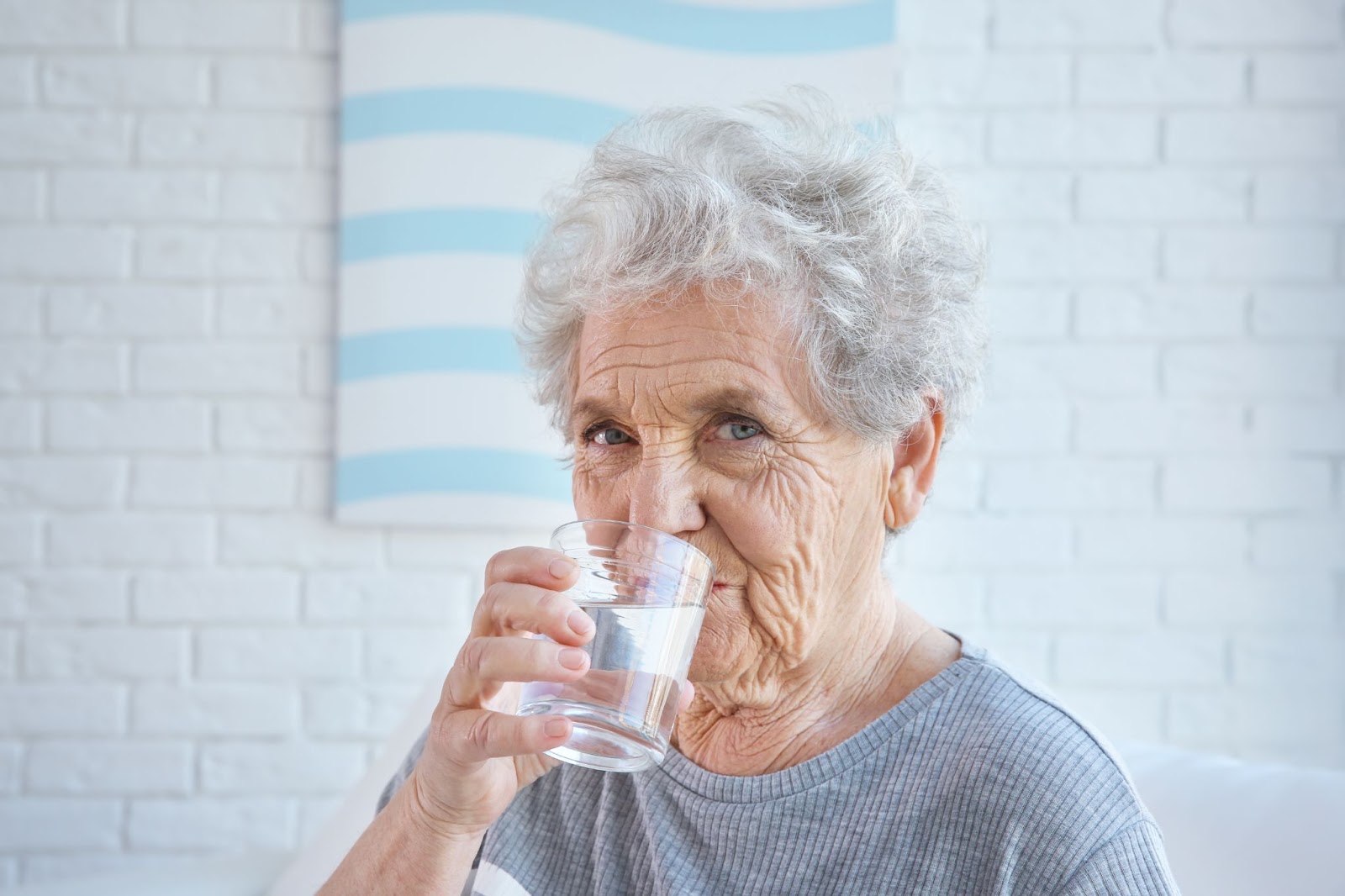 En période de canicule, assurez-vous que votre proche âgé s'hydrate correctement.