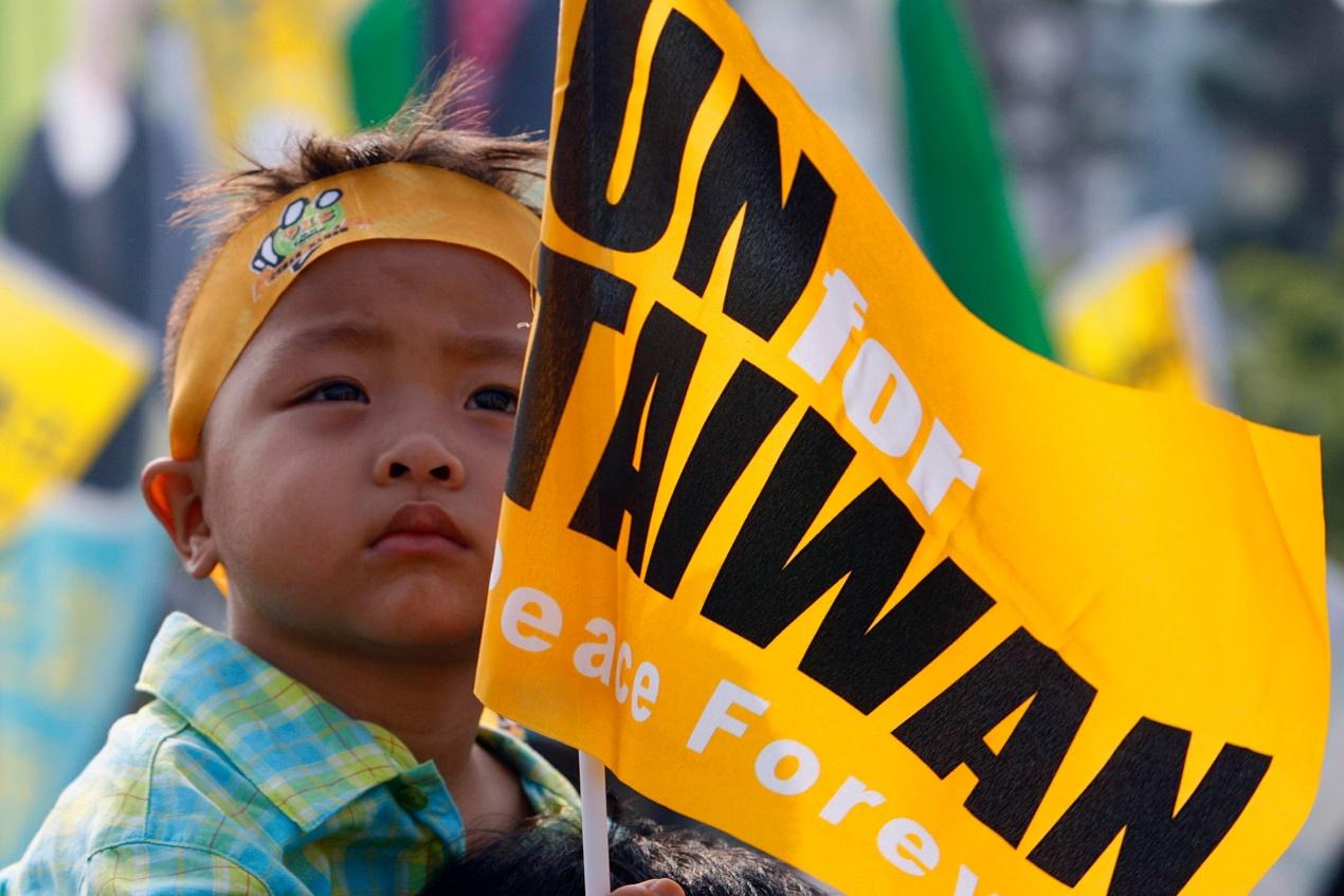 A child attends a rally titled "U.N. for Taiwan" in Taiwan's southern city of Kaohsiung September 15, 2007. Taiwan's ruling Democratic Progressive Party and opposition Kuomintang party rallied supporters in separate events on Saturday to support the island's bid into the United Nations.  REUTERS/Nicky Loh  (TAIWAN)