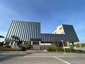 A building with a street corner

AI-generated content may be incorrect.