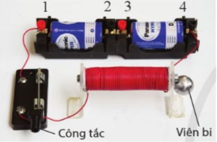 BÀI 15. TỪ TRƯỜNGMỞ ĐẦUCâu hỏi: Ta đã biết, lực hút của Trái Đất giữ cho mọi vật trên Trái Đất. Lực hút này được thực hiện thông qua trường lực hấp dẫn bao xung quanh Trái Đất. Lực tác dụng của nam châm lên vật liệu từ có thông qua một trường lực nào không?Đáp án chuẩn:Có thông qua một trường lực từ.I. KHÁI NIỆM VỀ TỪ TRƯỜNGCâu 1: Trong thí nghiệm ở hình 15.1, khi đưa kim nam châm lại gần thanh nam châm hướng của kim nam châm có thay đổi so với hướng ban đầu không?Đáp án chuẩn:Hướng không thay đổi.II. TỪ PHỔCâu 2: Chúng ta không nhận biết được từ trường bằng trực quan. Làm thế nào để hình dung ra từ trường?Đáp án chuẩn:Hình ảnh các đường cong tạo ra từ mạt sắt xung quanh thanh nam châm chính là hình ảnh trực quan về từ trường.Câu hỏi 1: Dùng các dụng cụ như hình 15.2, thay nam châm thẳng bằng nam châm hình chữ U. Hãy tạo từ phổ của nam châm hình chữ UĐáp án chuẩn:III. ĐƯỜNG SỨC TỪCâu hỏi 2: Biết chiều đường sức từ của hai nam châm như hình 15.5. Hãy xác định tên các cực từ của hai nam châm.Đáp án chuẩn:IV. CHẾ TẠO NAM CHÂM ĐIỆNVận dụng