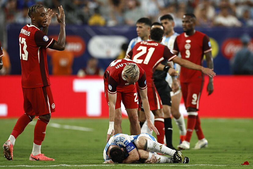  Canadian rugby player dodging a tackle against Uruguay