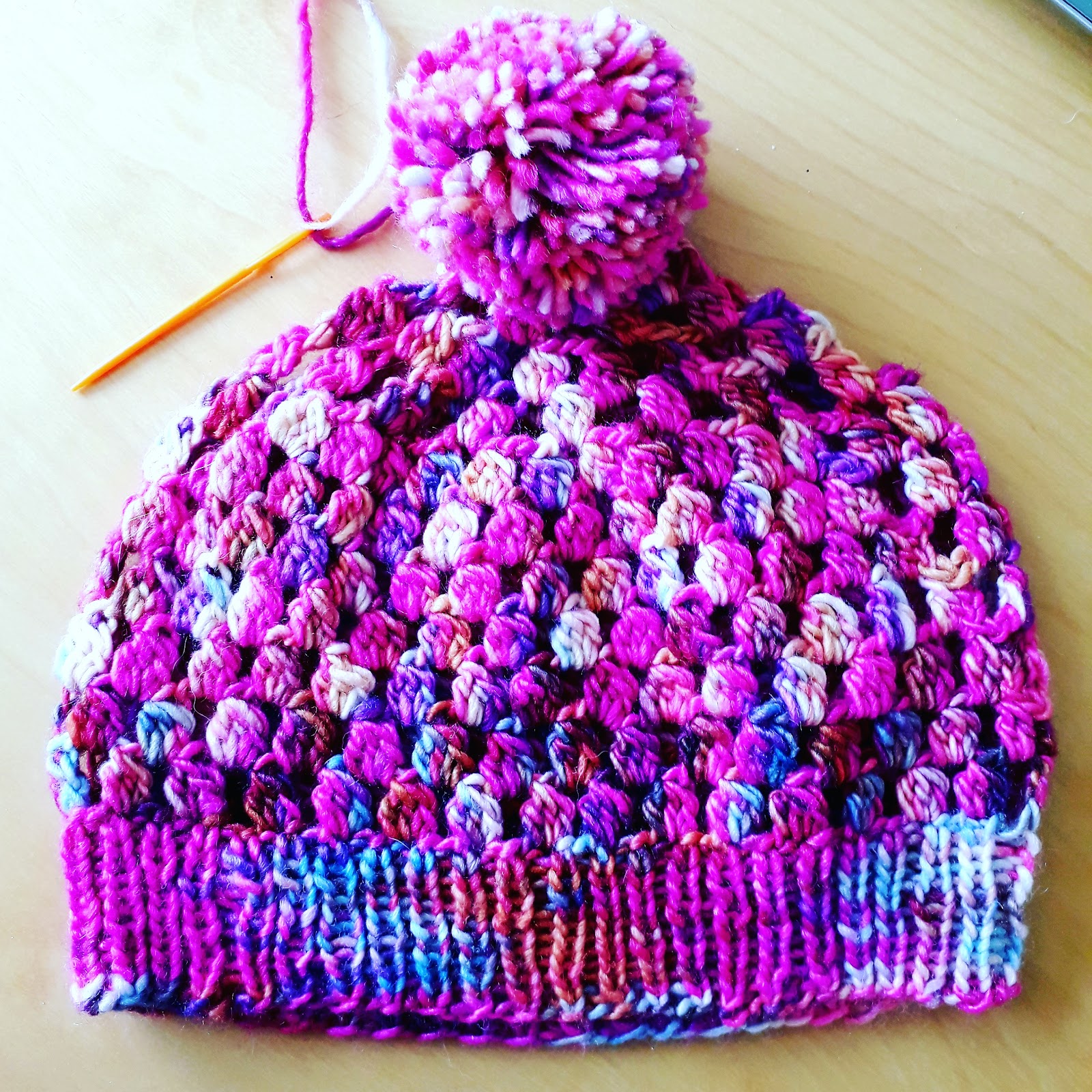Simple knit beanie with a crochet body. Granny stitch hat pattern free. Granny stitch crochet toque free pattern. Patterns that combine knitting and crochet. 