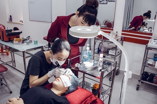 Lớp học nối mi tại World Nail School
