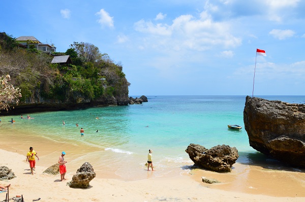 Pantai Balangan: Surga Bagi Para Peselancar dan Pecinta Sunset 