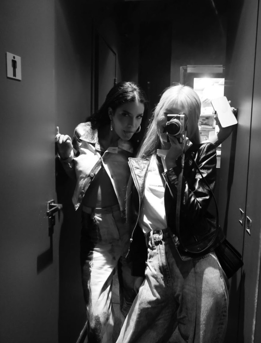 A picture of Rosé  with singer Halsey taking a photo together 