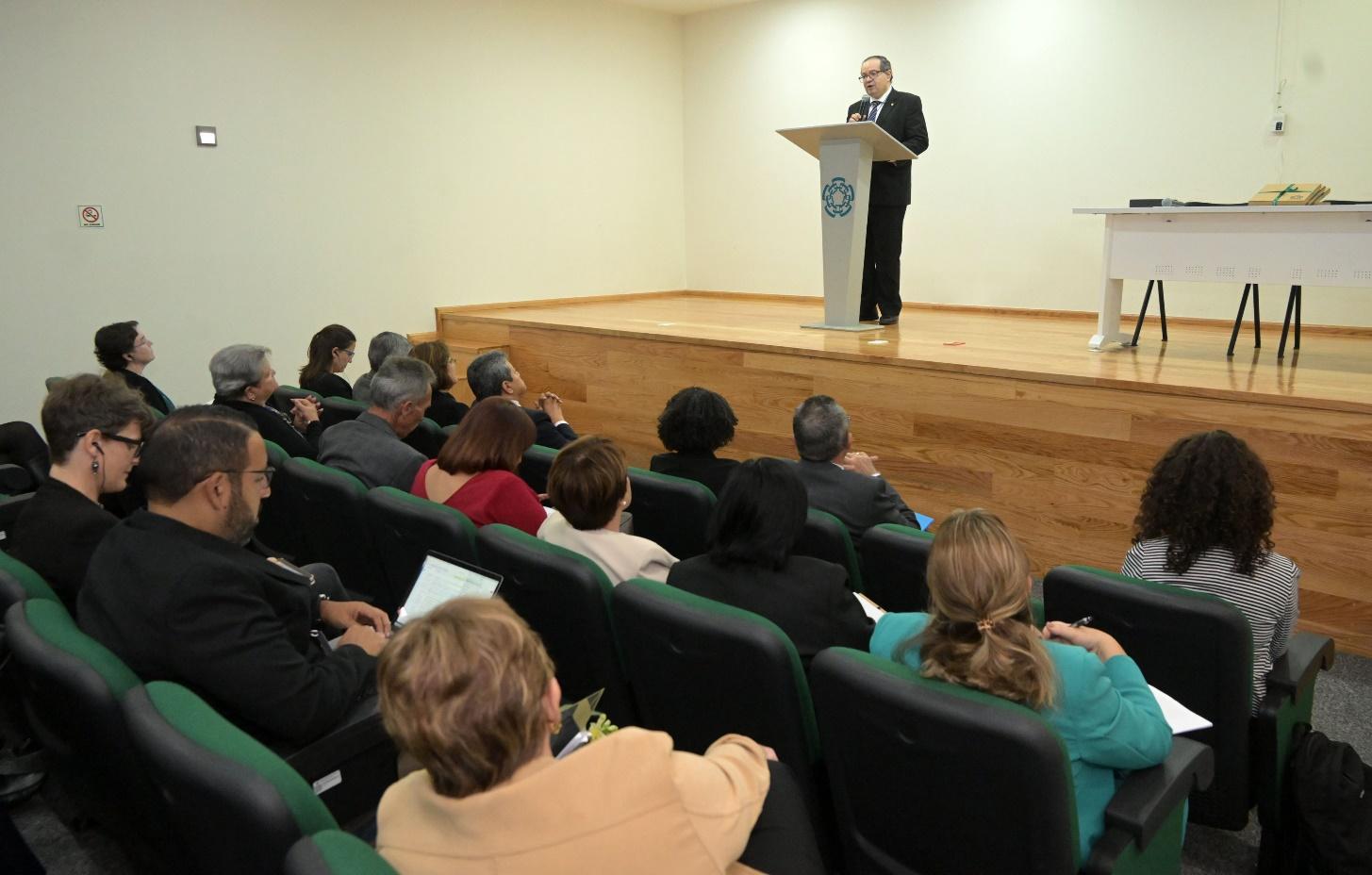 Un grupo de personas sentadas en una sala

Descripción generada automáticamente