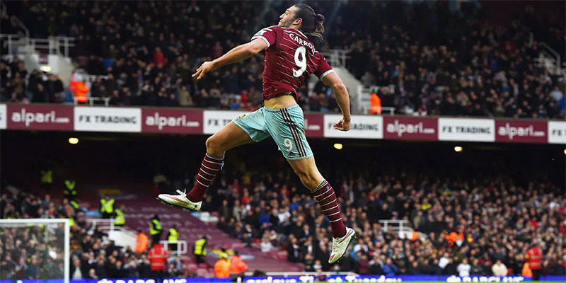 Với chiều cao ấn tượng, Andy Carroll luôn là mối đe dọa ở những tình huống bóng bổng