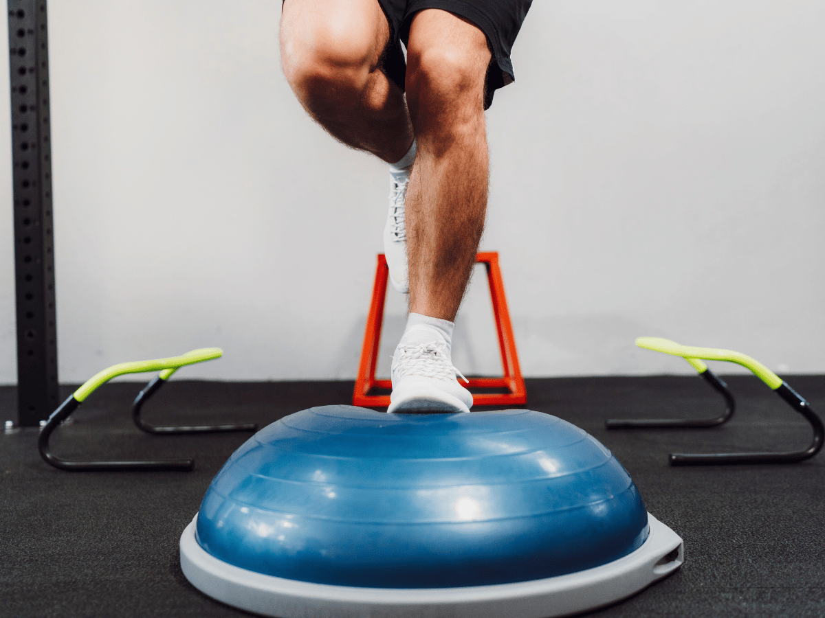 Latihan Keseimbangan dan Koordinasi - Single-Leg Balance with Ball Control