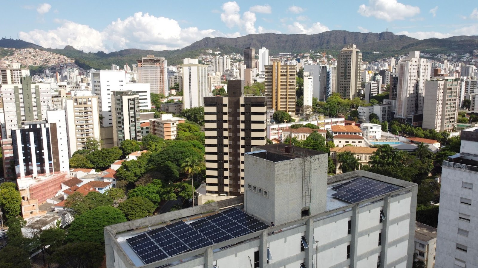 Edifício Santa Rita Durão, com uma usina fotovoltaica Sunus, e ao fundo a serra do curral, cartão postal de BH.