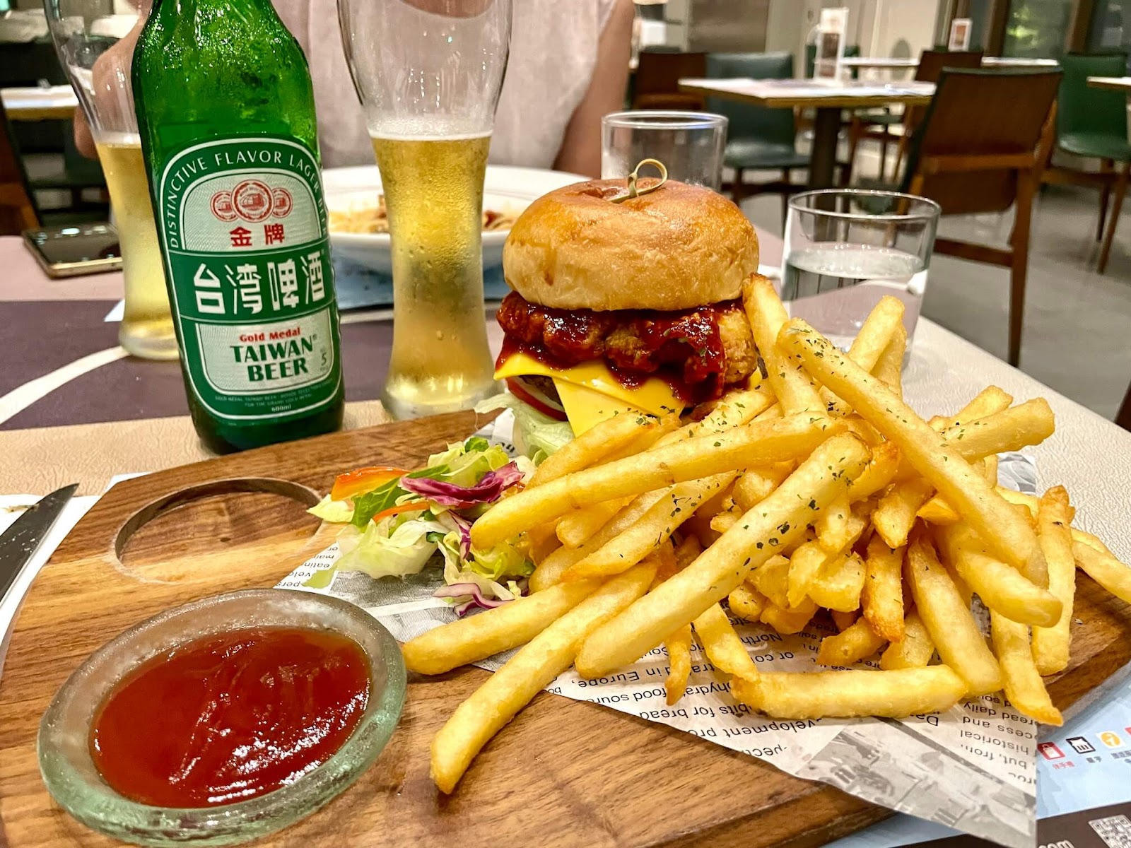 台中餐酒館推薦：Pier 88 餐酒館 啤酒、韓式辣味卡拉雞腿牛肉漢堡與薯條