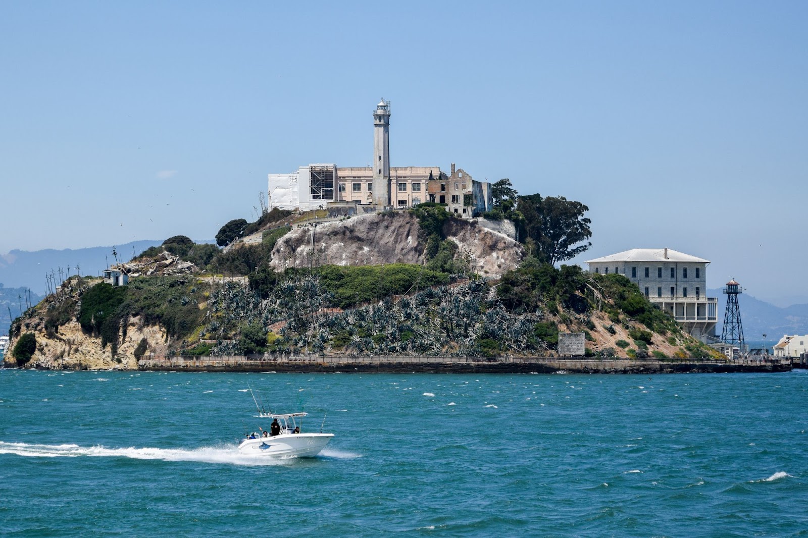 A boat leaving Alcatraz Island in San Francisco.