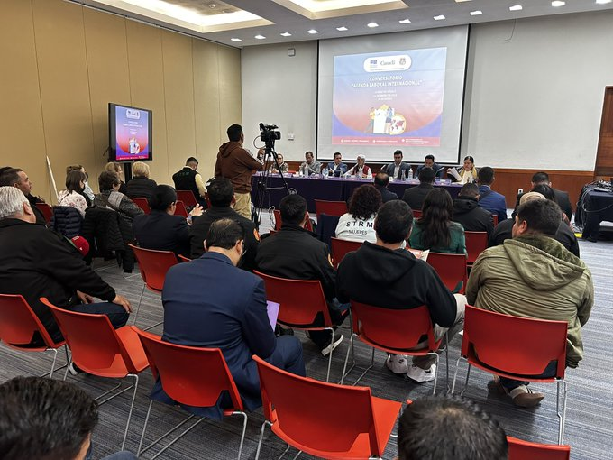 Un grupo de personas sentadas en un auditorio

Descripción generada automáticamente