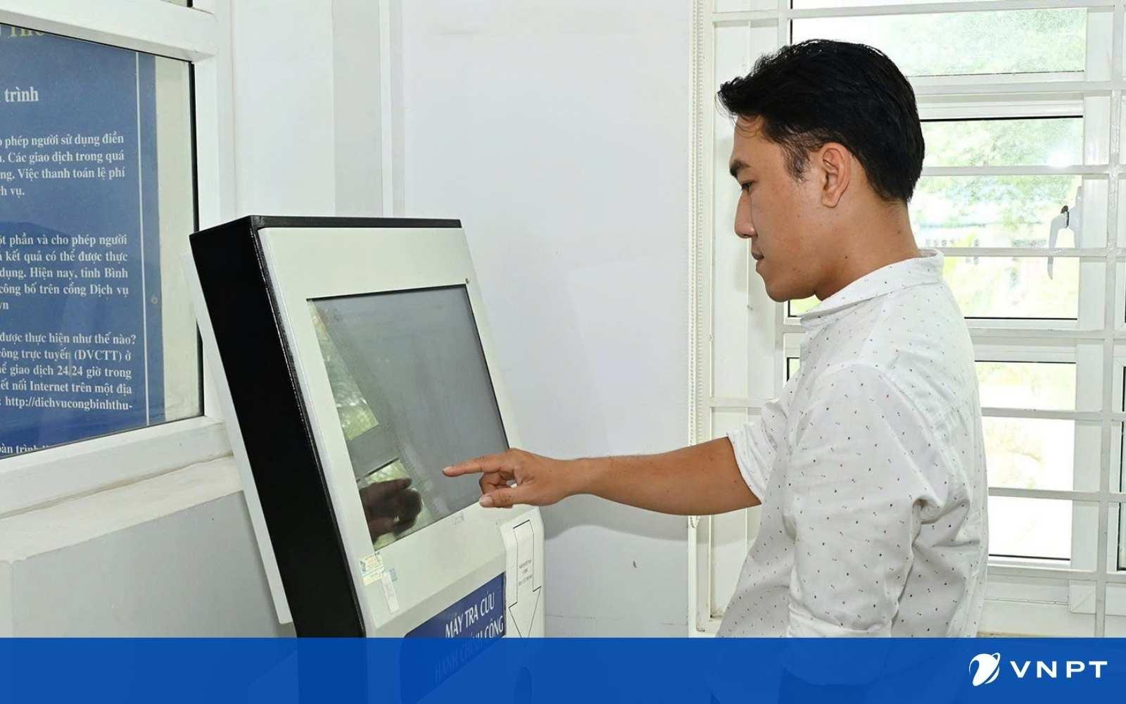 A person using a machineAI-generated content may be incorrect.