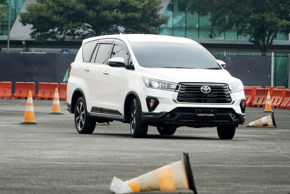 Panduan Membersihkan dan Merawat Kaca Reflektor pada Toyota Venturer