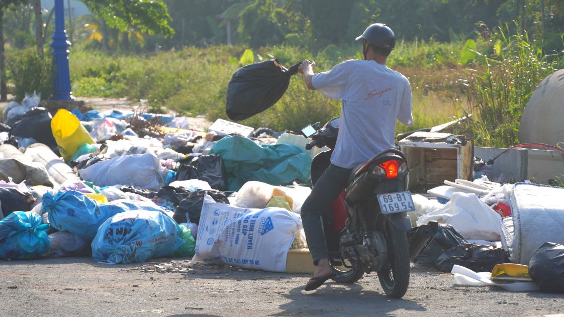 Bãi rác hình thành, từ đó người dân cũng “tiện tay” vứt mà không cho vào thùng rác hay để đúng nơi quy định.