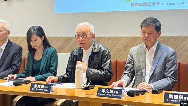 台湾芯片大厂联电的前董事长曹兴诚星期一(11月11日)在台北举行记者会,声称将对中国国台办提出刑事自诉,反制国台办的台独黑名单制裁(美国之音台北特约记者林乃绢拍摄)