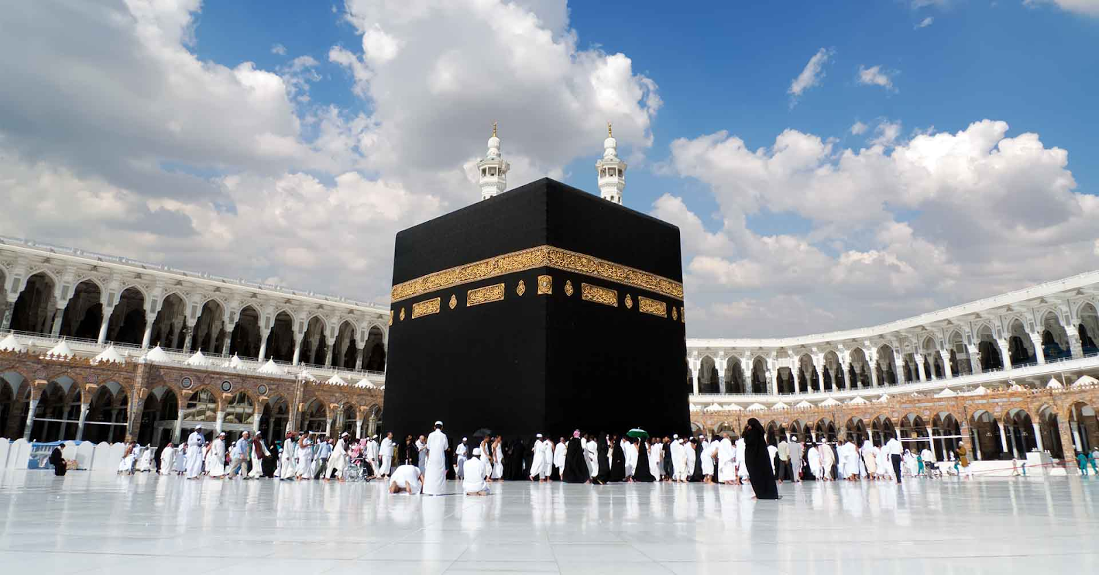 People circling around the Kaaba - (Credits Islamic Relief)