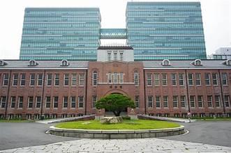 A large building with a tree in front of it

AI-generated content may be incorrect.