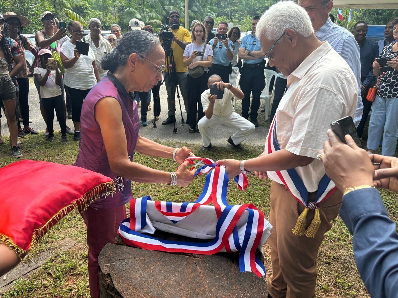 Arlette Tran Tu Yen, fille du déporté politique Yen, inaugurant une plaque commémorative au « Bagne des Annamites «  à Montsinery - Tonnegrande (Guyane française), aux côtés du maire et du préfet, 24