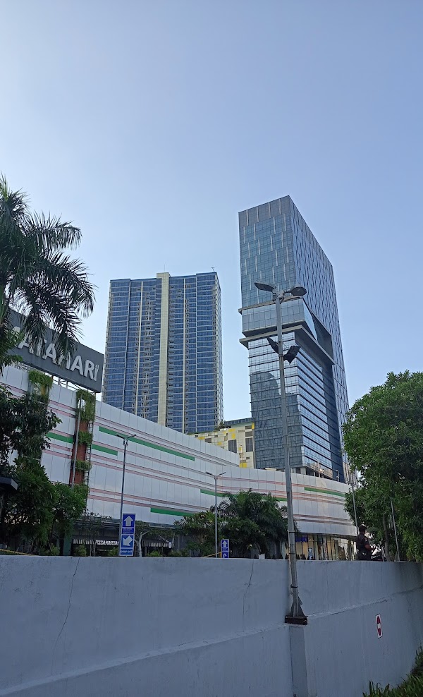 Tampilan luar apartemen The Anderson di kawasan Pakuwon Indah Surabaya dengan desain elegan.