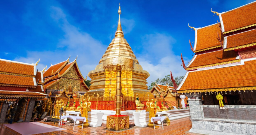 Toàn cảnh chùa Wat Phra That Doi Suthep trên đỉnh núi