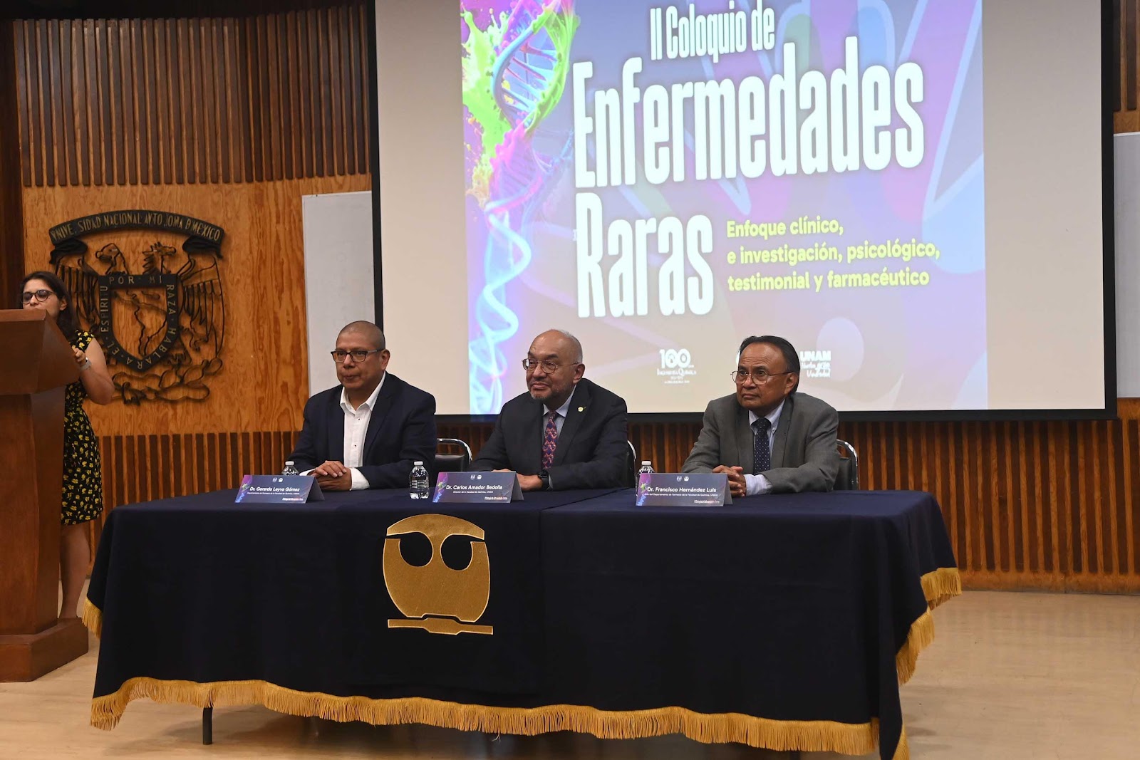 Imagen que contiene interior, tabla, hombre, frente

El contenido generado por IA puede ser incorrecto.