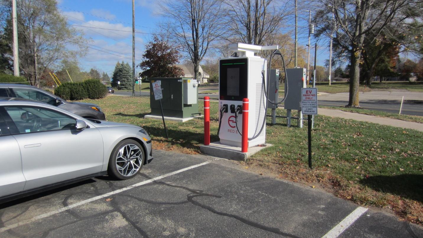 A car parked next to a charging station

Description automatically generated