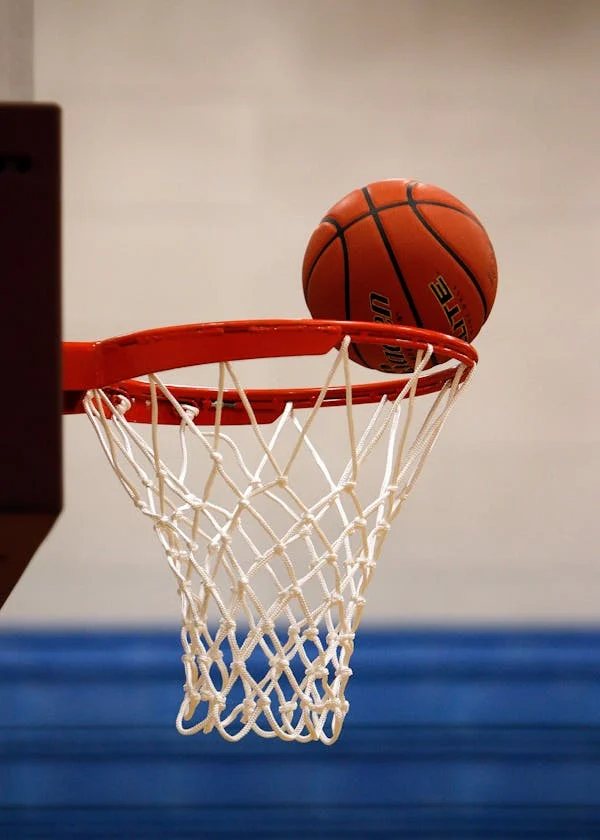 Basketball im Korb nach erfolgreichem Wurf