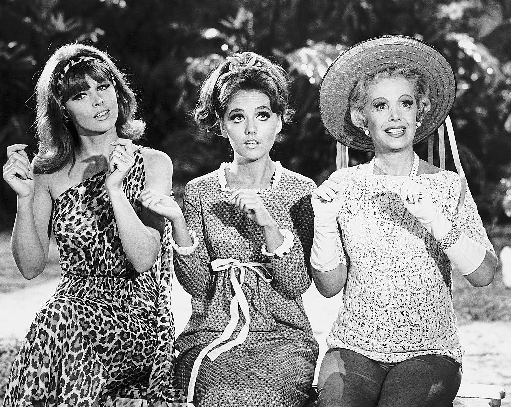 De gauche à droite, Ginger (Tina Louise), Mary Ann (Dawn Wells) et Mme Howell (Natalie Schaefer) dans une scène de la comédie télévisée Gilligan's Island, diffusée dans les années 1960. 1964-1967