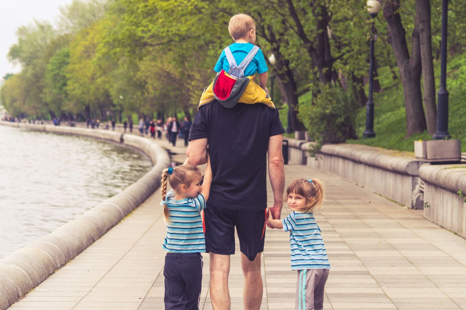 A family with 3 children visiting Paris using longtail cargo bike rentals