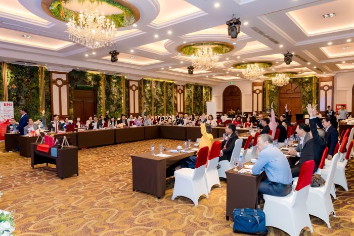 Các thành viên BNI và khách mời tham gia đặt câu hỏi xoay quanh chủ đề công nghệ lưu trữ pin lithium Các thành viên BNI và khách mời tham gia đặt câu hỏi xoay quanh chủ đề công nghệ lưu trữ pin lithium