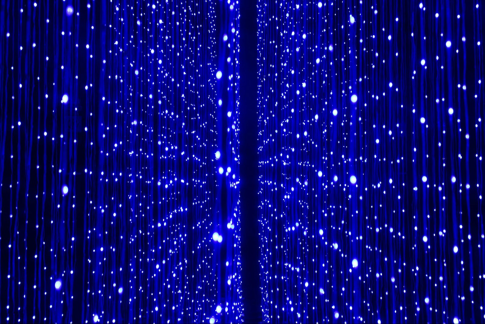 Visual comparison of lifespan between LED and incandescent Christmas lights