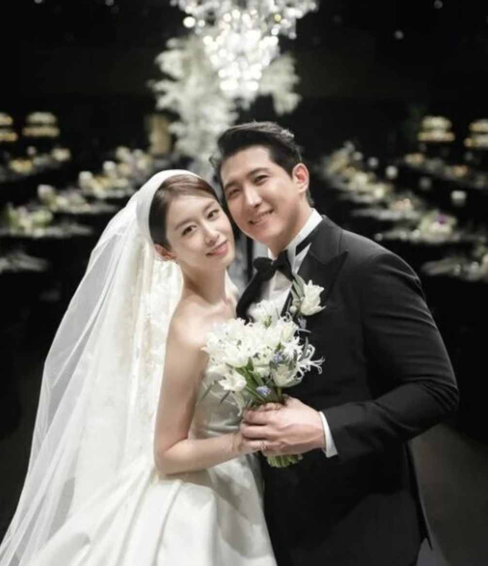 Jiyeon's and Hwang Jae Kyun on there wedding day 