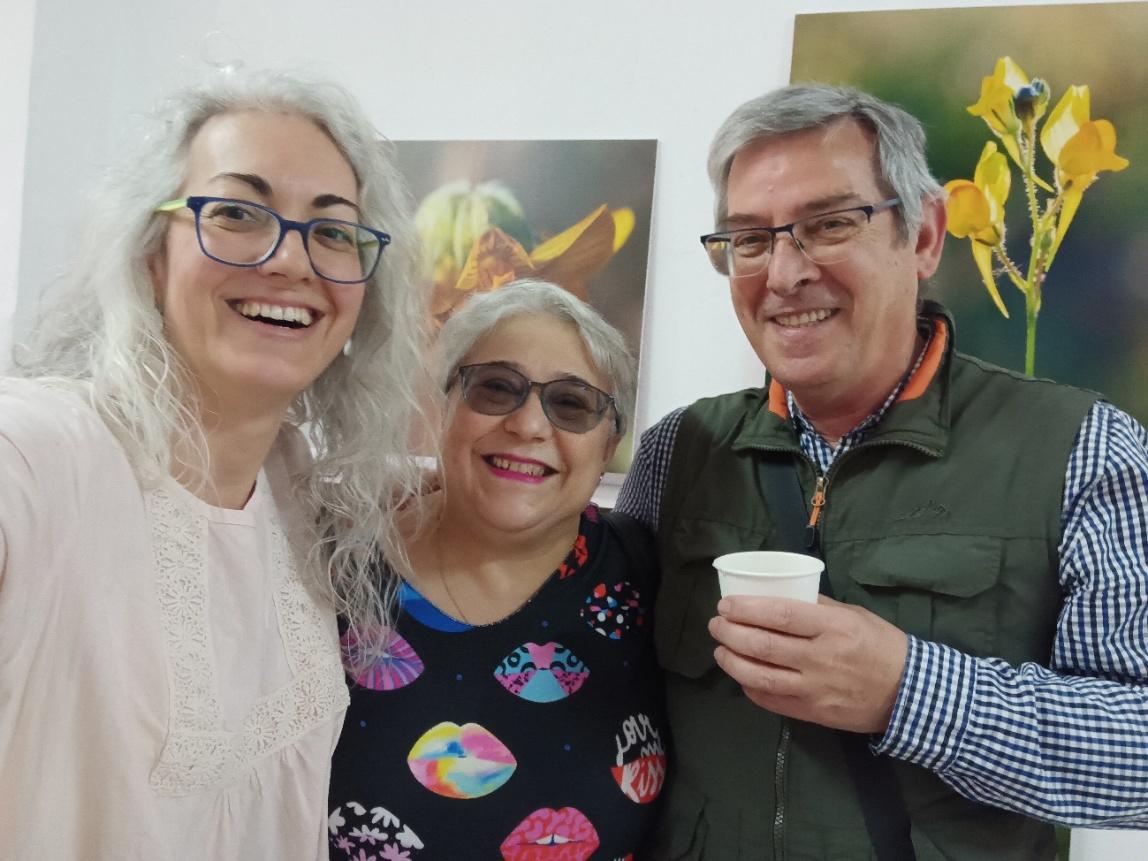 Un par de personas sonriendo

El contenido generado por IA puede ser incorrecto.