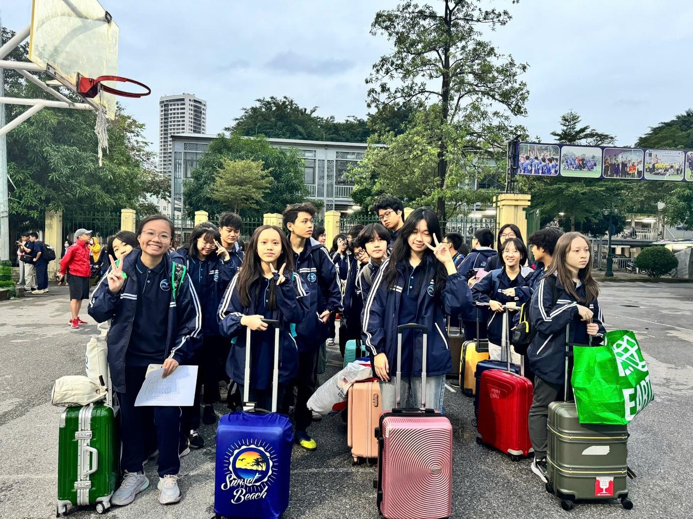 A group of people standing together with luggage

Description automatically generated