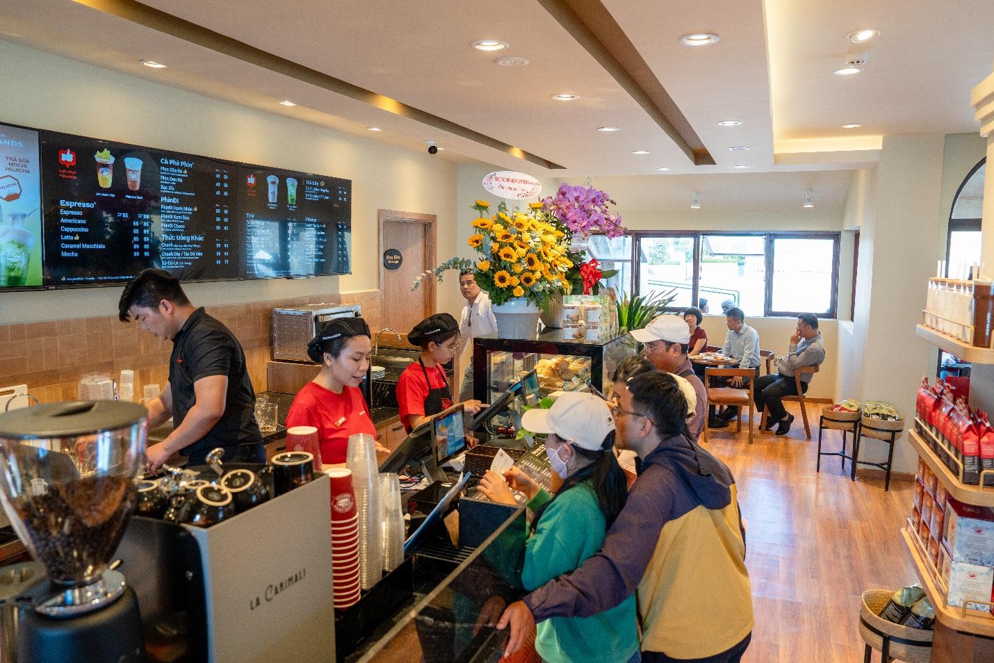 C:\Users\haht02\Downloads\Cửa hàng Highlands Coffee đầu tiên trên đỉnh Bà Nà (1).jpg