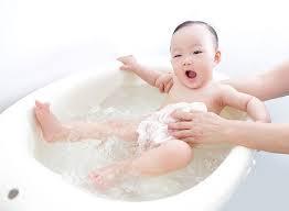 Lựa chọn sản phẩm tắm gội phù hợp cho trẻ sơ sinh