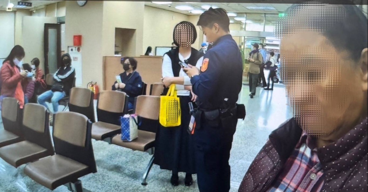 警方盤查女業務。（圖／翻攝畫面）