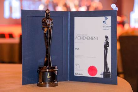 A trophy next to a box

Description automatically generated with low confidence