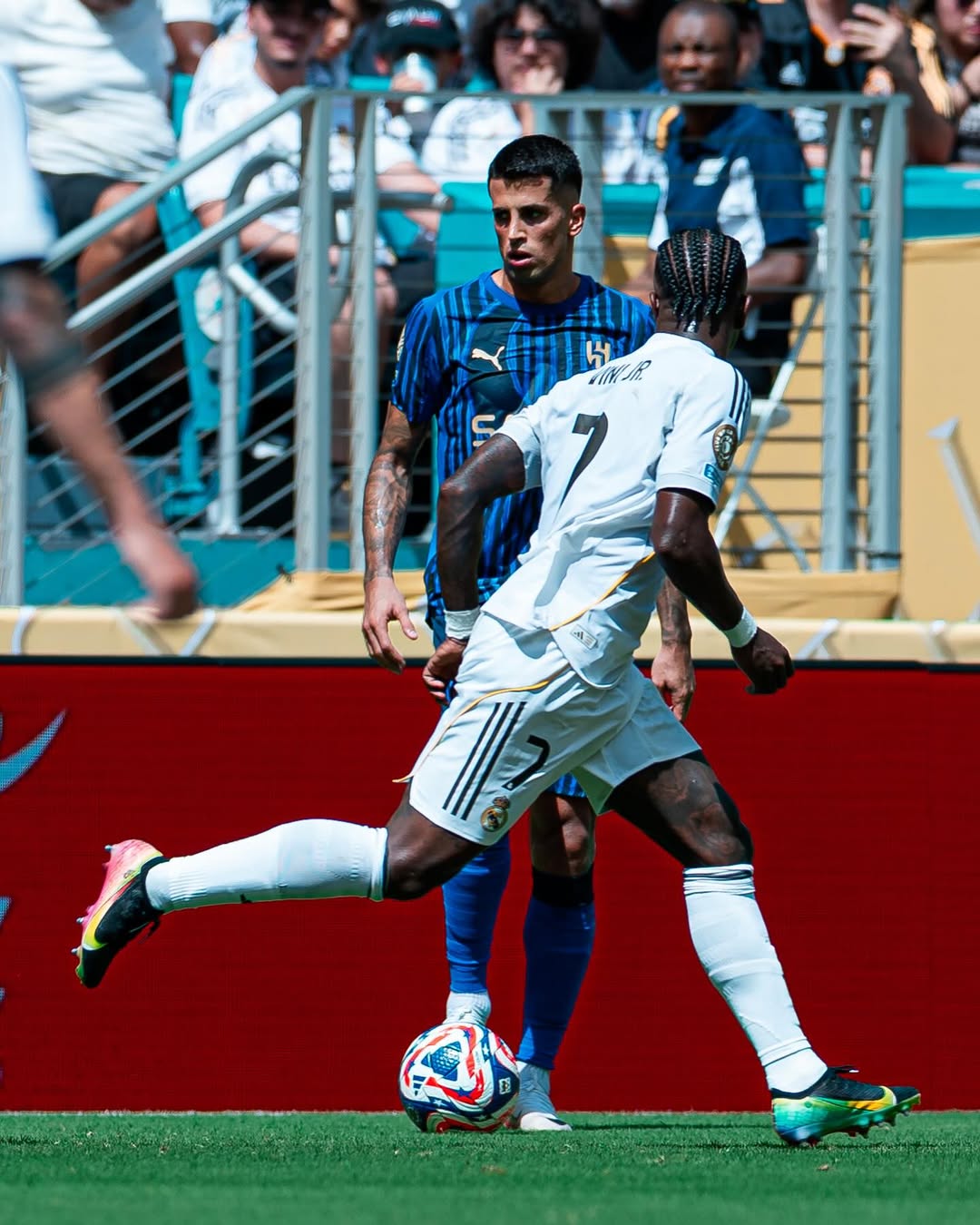 João Cancelo e Vinicius Júnior disputando a bola