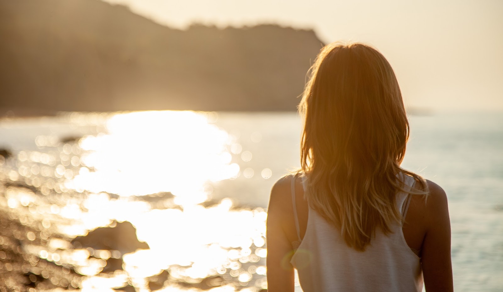 女性　海　夕日　朝日