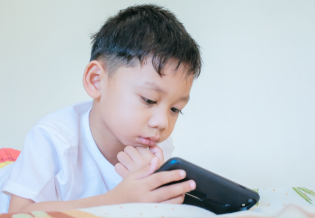 小学生にスマホを持たせるデメリットとは