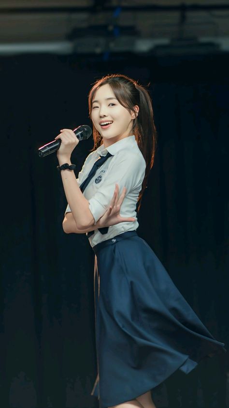 A picture of  Kang Na Eon smiling with her holding a mic