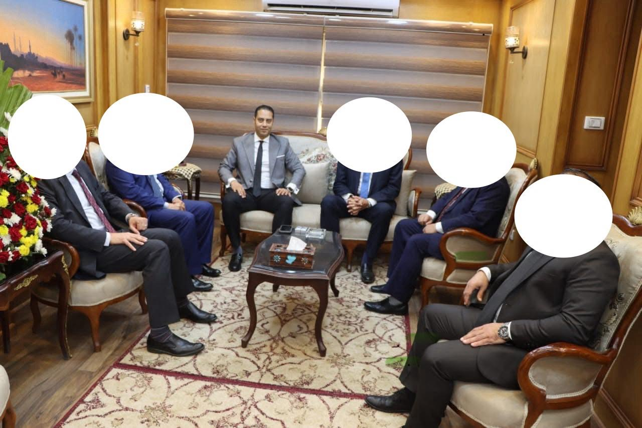 A group of men sitting in a room

AI-generated content may be incorrect.