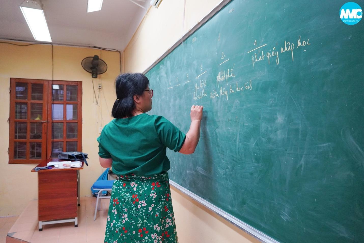 Có thể là hình ảnh về 1 người, đang học và văn bản