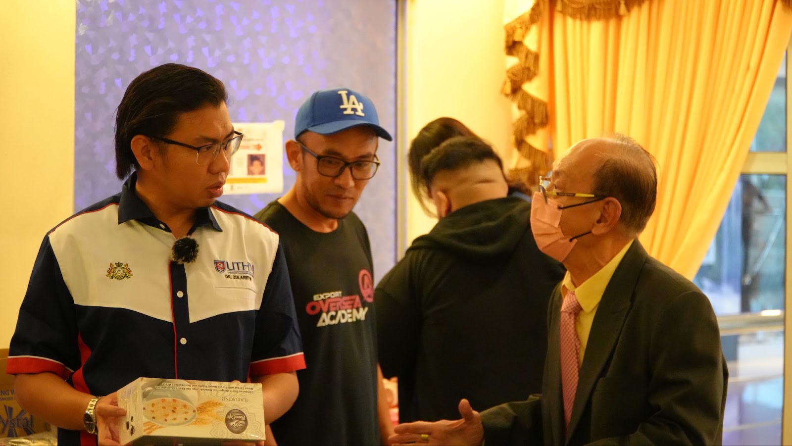 Pengarah Urusan Export Oversea Academy, Dr. Mohd Zulariffin Maarof menerima penerangan dari Pengasas dan Presiden Gano Excel Malaysia Lew Soon Kiak (kanan)